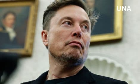 "Elon Musk का नया तंज: Sam Altman और Jony Ive को 'Kiss Cam' मीम के ज़रिए बनाया निशाना"
