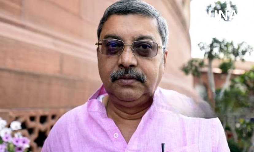 "टीएमसी में दरार: कल्याण बनर्जी ने मुख्य सचेतक पद से दिया इस्तीफा, महुआ मोइत्रा से विवाद के चलते उठाया कदम"